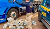 PRF apreende no RS quase 130 quilos de cocaína em fundo falso na cabine de um caminhão de Cascavel
