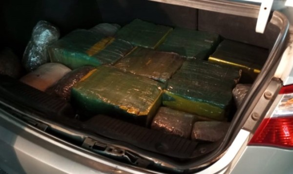 Veículo roubado é recuperado com 140 kg de maconha na BR-280