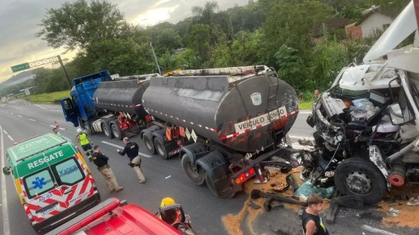 Grave acidente com três caminhões complica trânsito na BR-101