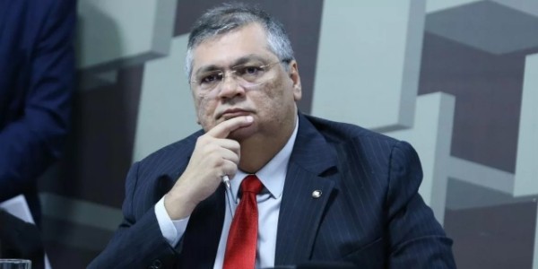 Dino falta audiência na Câmara, alega risco de agressão e deputados pedem impeachment