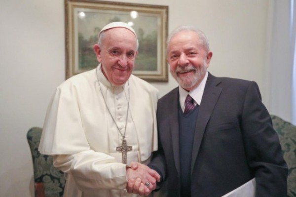 Lula convida papa Francisco a visitar o Brasil