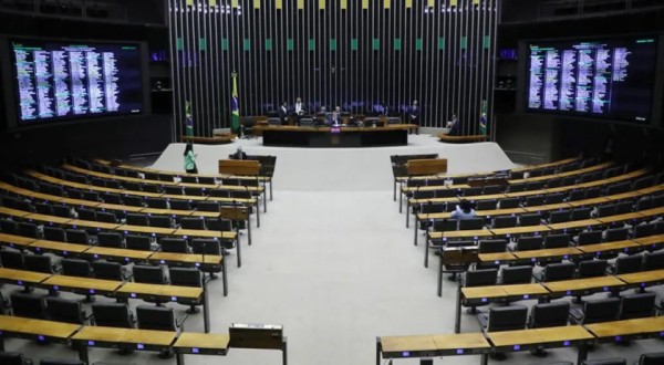 Câmara aprova projeto que pune crime de zoofilia com até 6 anos de prisão