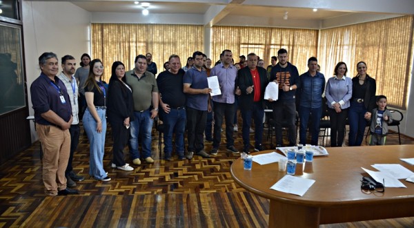 Administração assina contrato para obras de pavimentação asfáltica em 17 ruas do município