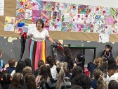 Feira 'Mais livros, menos tela' incentiva leitura na Escola Castro Alves