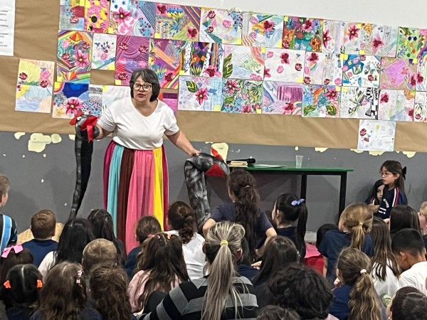 Feira 'Mais livros, menos tela' incentiva leitura na Escola Castro Alves