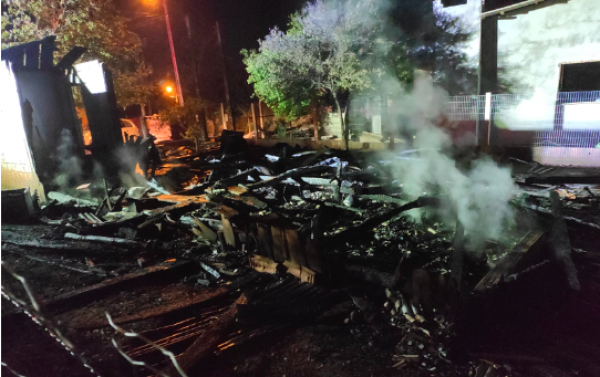 Casa fica destruída ao pegar fogo em Palmitos