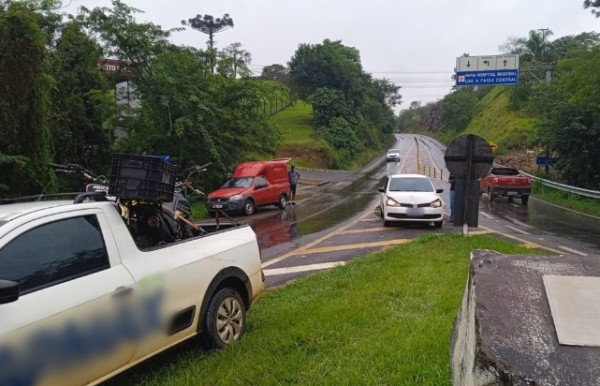 Colisão envolve três veículos no trevo da Água Branca