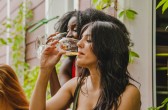 Estudo aponta por que as mulheres estão bebendo mais álcool do que os homens