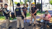 Polícia Militar e Assistência Social retiram pessoas em situação de rua das vias