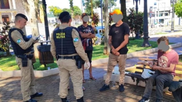 Polícia Militar e Assistência Social retiram pessoas em situação de rua das vias