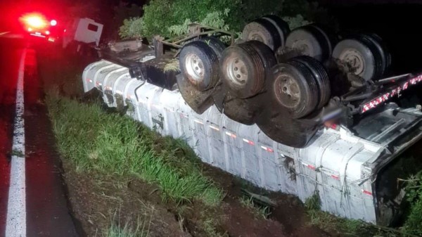 Saída de pista resulta em tombamento de caminhão na PR-158