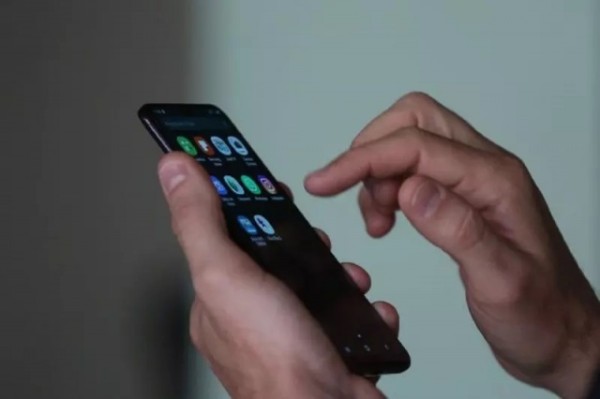 Casal vende filho de oito meses para comprar iphone 14 e mãe termina presa