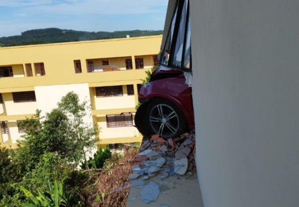 Idoso perde controle da direção e colide carro em garagem no Meio-Oeste