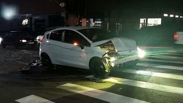 Colisão entre dois automóveis é registrada no cruzamento das ruas Amando Gehlen e Dambros e Piva