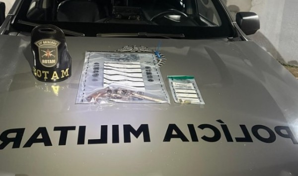 Homem é preso com arma de fogo após agredir mulher e efetuar disparos