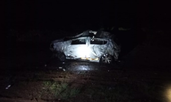 Homem fica gravemente ferido após veículo capotar e incendiar