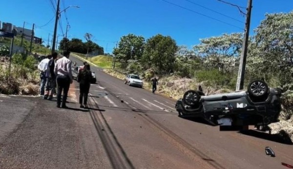 Jeep capota sobre a via após colisão