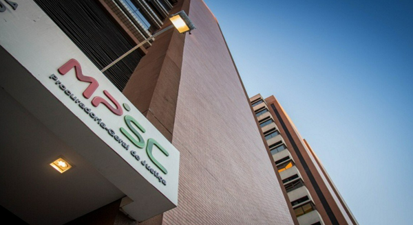 Mulher é denunciada pelo MPSC após companheiro morrer ao cair de carro em movimento