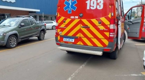 Criança é atingida por veículo ao atravessar a rua correndo e fora da faixa de segurança