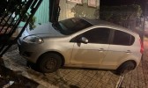 Motorista perde o controle da direção e bate em portão de residência