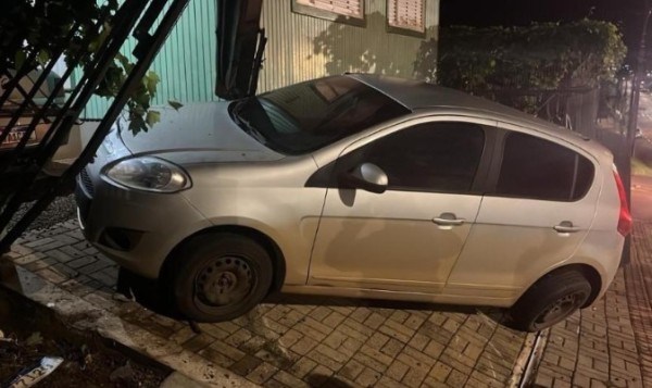 Motorista perde o controle da direção e bate em portão de residência