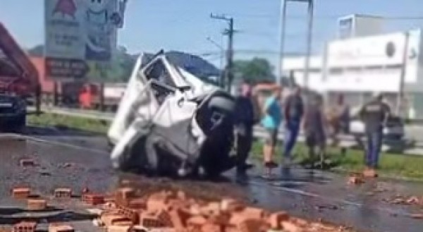 Engavetamento com cinco veículos e incêndio deixa três mortos na BR-101