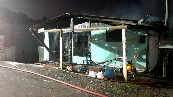 Residência fica destruída após incêndio registrado no Bairro Guanabara