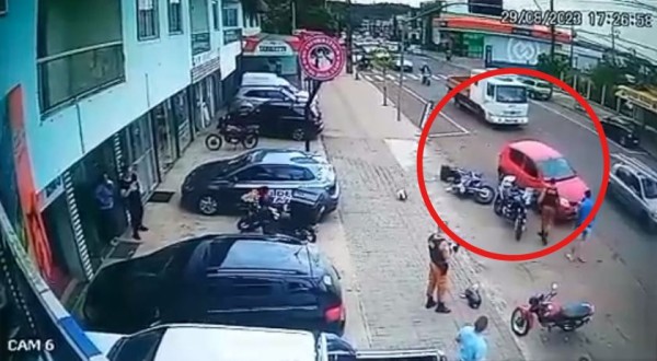 Veículo desgovernado atropela moto da polícia durante atendimento a acidente