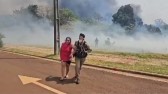 Policial entra em residência para resgatar moradora e cão durante incêndio