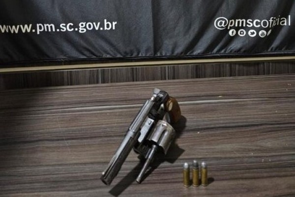 Homem é preso por ameaça e posse irregular de arma de fogo