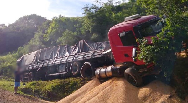 Motorista joga caminhão em barranco após ficar sem freio na PR-182