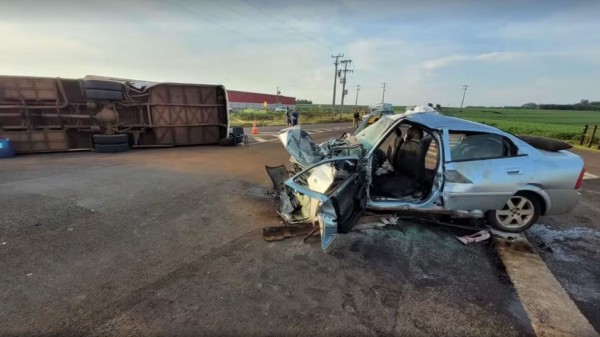 Ônibus que transportava funcionários de frigorífico tomba após batida com carro e deixa um morto no Paraná