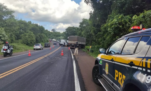 Caminhonete invade pista contrária e bate contra caminhão caçamba e bitrem na BR 277