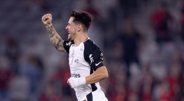 Corinthians vence o Athletico Paranaense fora de casa