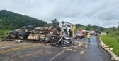 Grave acidente entre dois caminhões deixa vítima presa às ferragens na BR-282