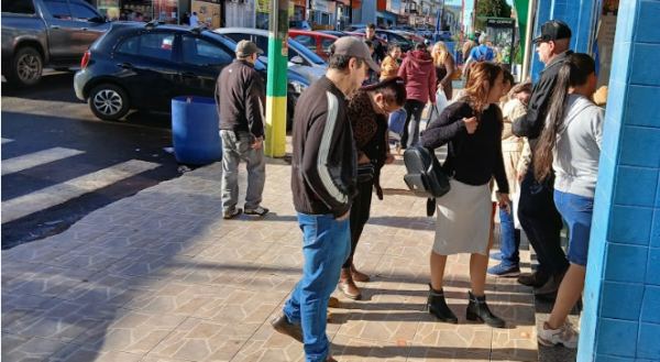 Argentinos seguem cruzando a fronteira para fazer compras em Barracão e Dionísio Cerqueira