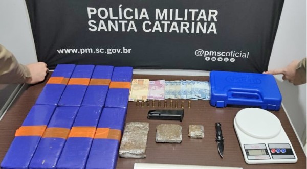 PM prende dupla com mais de 5,5 quilos de maconha e munições