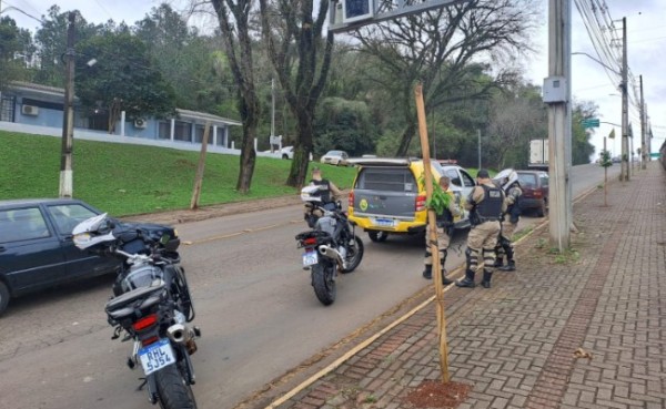 Foragido da justiça é preso após furtar Uno