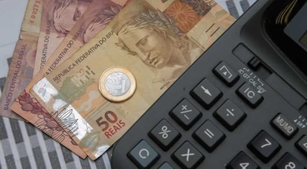 Brasil atinge recorde de 83,9 milhões de inadimplentes; bancos e cartões lideram dívidas