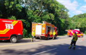 Mulher morre e duas pessoas ficam feridas em capotamento na BR-282