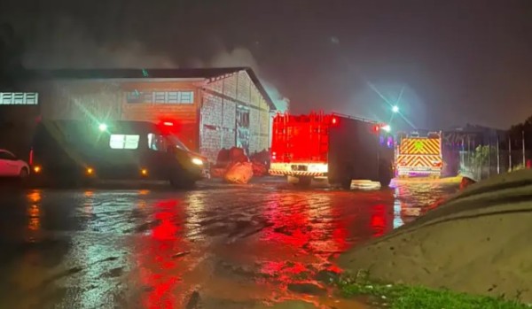 Incêndio de grandes proporções atinge cooperativa de recicláveis