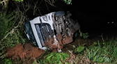 Caminhão sai da pista e tomba na BR-282 em Ponte Serrada
