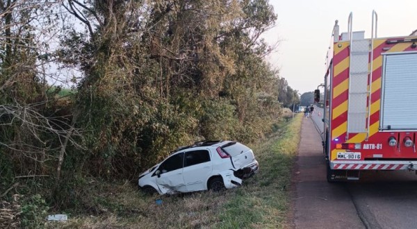 Saída de pista e capotamento deixa homem ferido na BR-280
