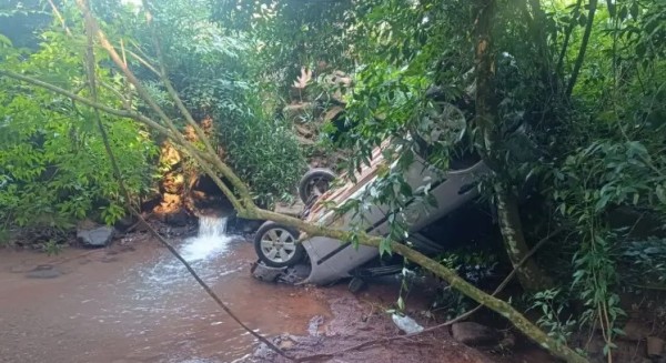 Após ser esfaqueado, homem tenta pedir ajuda e cai dentro de córrego com veículo