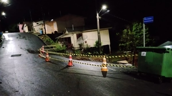 Bombeiros resgatam pessoas ilhadas em residências após temporal e deslizamentos de terra