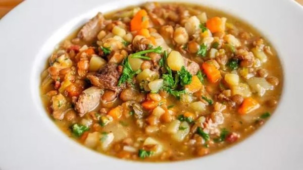 Lentilha com calabresa e salada de lentilha: duas receitas deliciosas para o Ano Novo