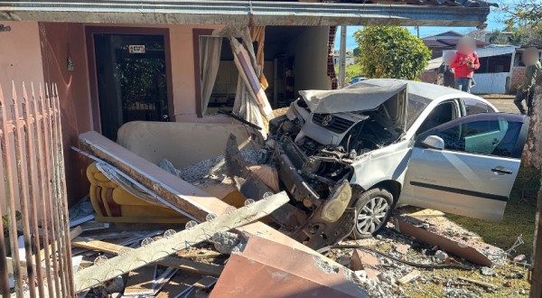 Carro perde o controle e invade residência no bairro Salete