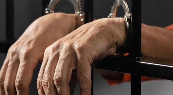 Homem de 26 anos é preso por descumprimento de medida protetiva