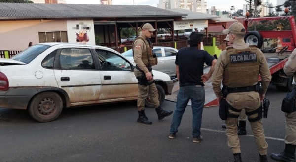 Embriagado, homem causa acidente e dá trabalho para Policiais e Bombeiros