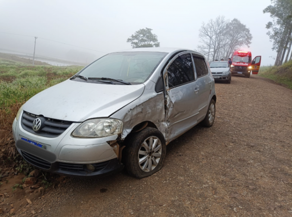 Colisão entre carro e caminhonete deixa dois idosos feridos